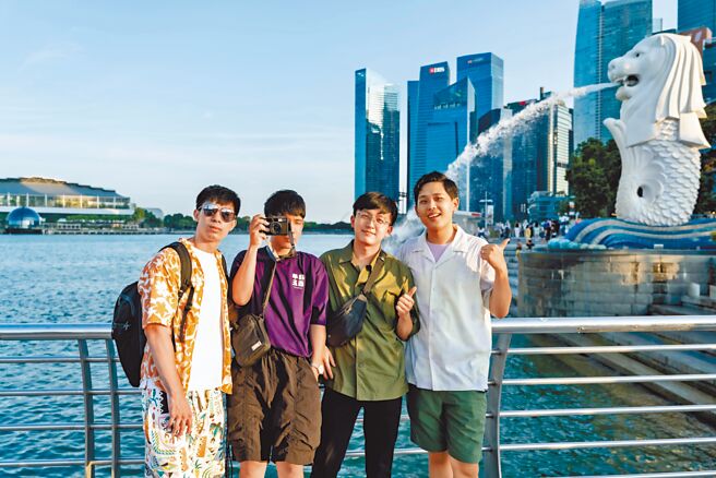 「理想混蛋」日前赴新加坡开唱，享受当地美景佳肴。（何乐音乐提供）