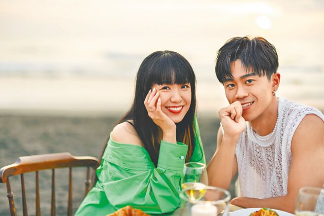 廖柏雅（右）与孙盛希在沙滩上烛光晚餐。（华纳音乐提供）