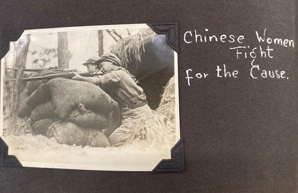 埃文凱爾在推特上表示他收到一本二戰相簿，翻開一看竟是南京大屠殺彩色照片。圖為相簿中中國女性拿槍抵抗日軍侵略畫面。(圖／埃文凱爾推特)