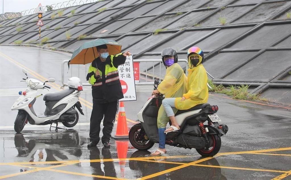 軒嵐諾颱風來襲，台北市交通局宣布，因應疏散門關閉，為紓解堤外停放車輛臨時停車需求，自9月3日12時起開放全市8公尺以上道路紅黃線停車。（本報資料照片）