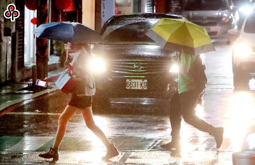 軒嵐諾颱風2日持續接近台灣東北部，直至晚間為台灣北部帶來間歇性的風雨，民眾紛紛帶著雨具上街。（鄭任南攝）