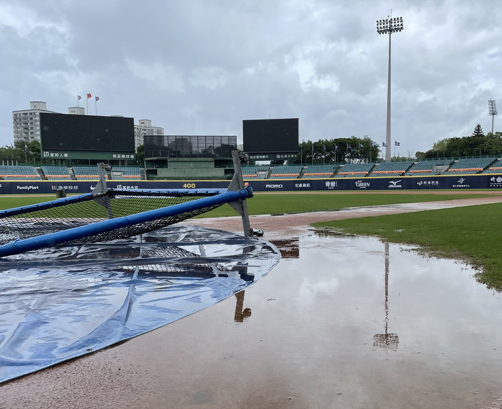受到颱風「軒嵐諾」影響，3日在新莊棒球場進行的富邦悍將與樂天桃猿之戰延賽。（富邦悍將提供）