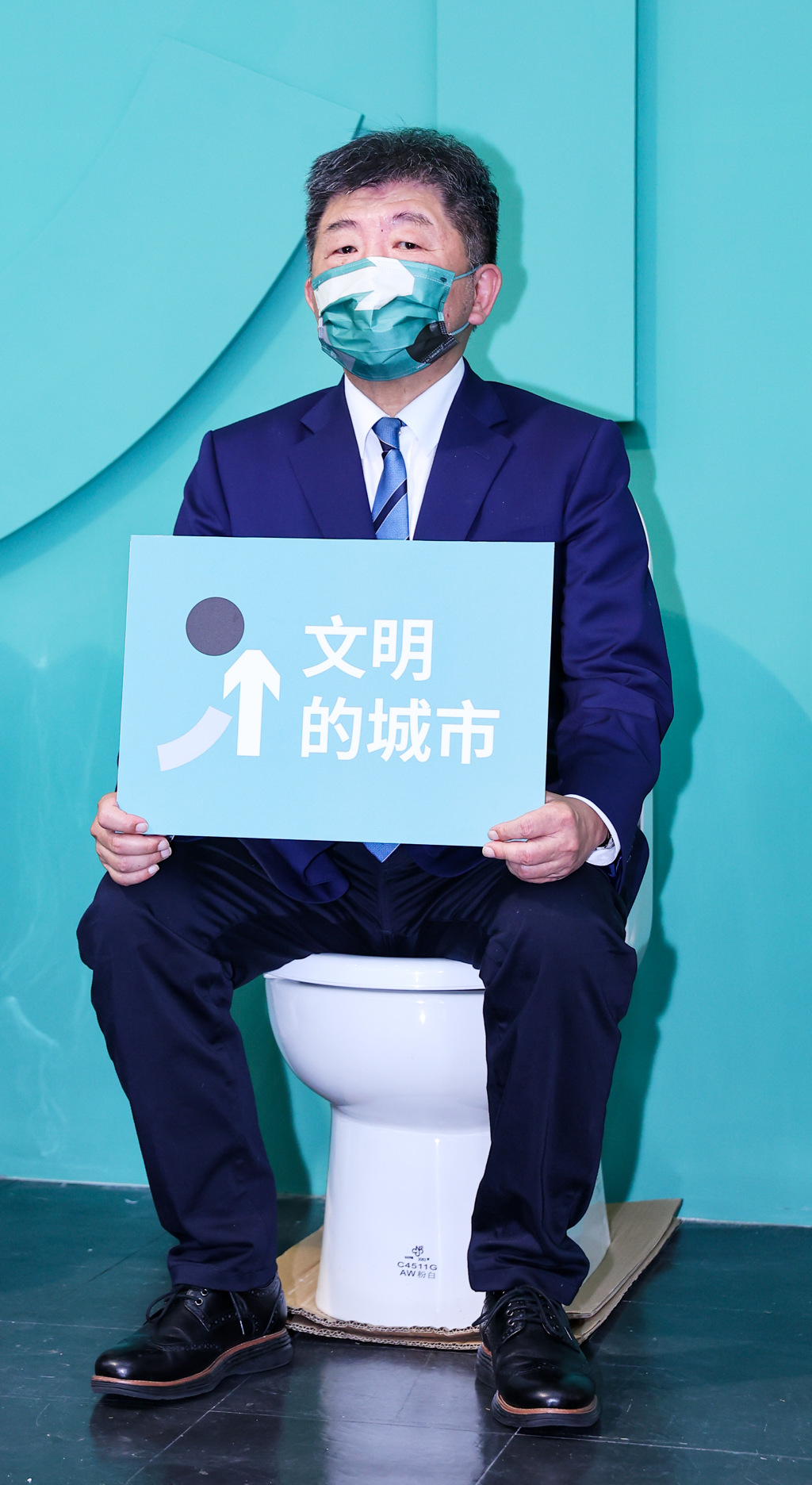 台北市長參選人陳時中（圖中）3日出席「台北幸福時現中！阿中要廣設公廁免治馬桶」記者會，現場試坐免治馬桶。（羅永銘攝）