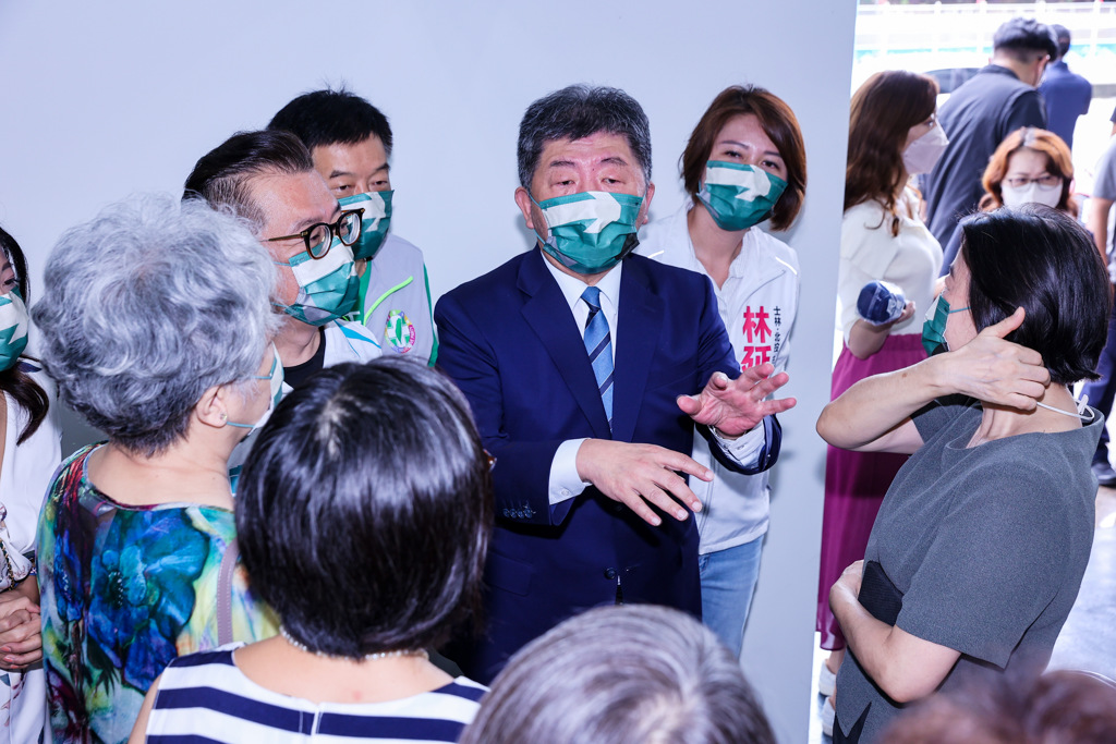 台北市長參選人陳時中（中）3日出席「台北幸福時現中！阿中要廣設公廁免治馬桶」記者會，受到現場婦女團體熱烈歡迎。（羅永銘攝）