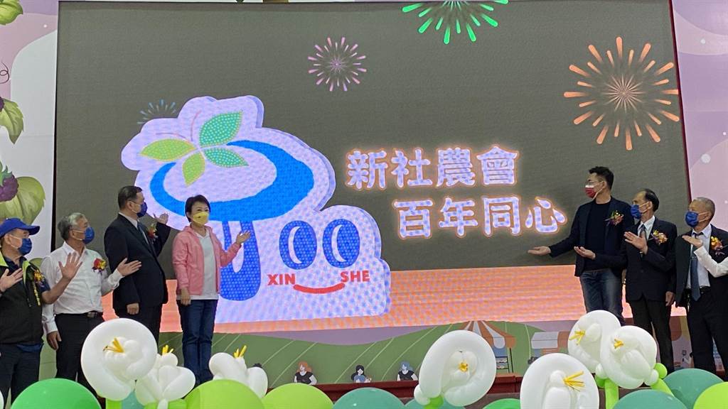 新社農會舉辦百年周年慶活動，台中市長盧秀燕到場為新社農產代言。（陳淑芬攝）