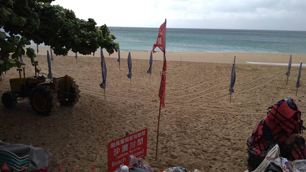 中颱「軒嵐諾」來襲激起長浪，恆春半島沙灘插紅旗趕衝浪客。（墾管處提供／謝佳潾屏東傳真）