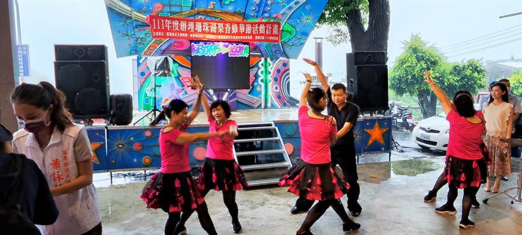 頭份市珊瑚社區舉辦客家三獻禮巡禮文化活動，請來社區媽媽表演國標舞。（謝明俊攝）