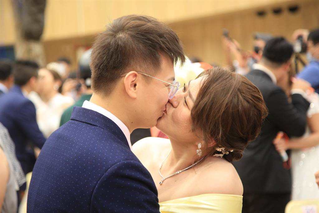 台中市民暨公教人員聯合婚禮3日在后里馬場花舞館舉行，有73對新人共結連理。（陳淑芬攝）