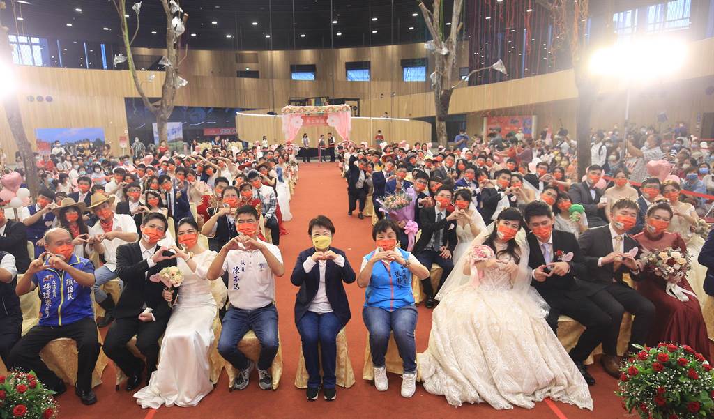 台中市民暨公教人員聯合婚禮3日在后里馬場花舞館舉行，有73對新人共結連理，市長盧秀燕到場主婚。（陳淑芬攝）