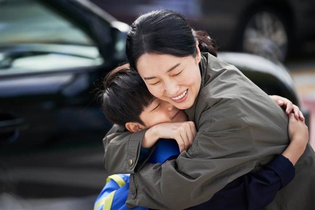 李貞賢在片中奮不顧身尋找孩子。（車庫娛樂提供）