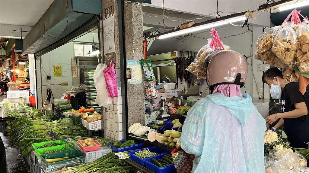 不少民眾擔心颱風後菜價上漲，提前買回家放。（張毓翎攝）