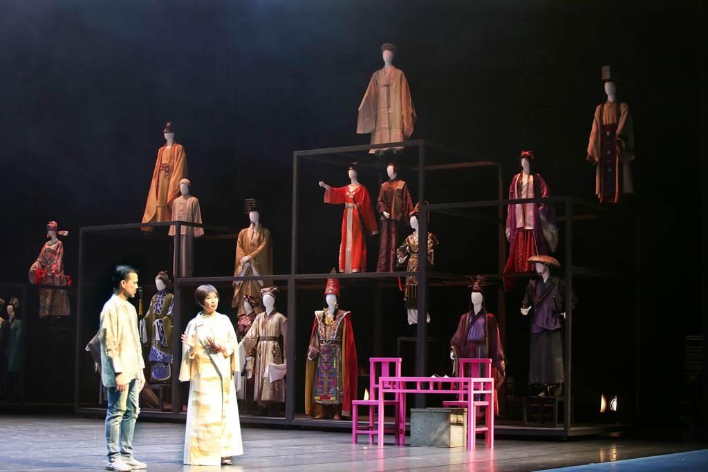 在「問美‧雲知道」中，舞台陳列唐美雲歷年演過角色的30多套戲服。（姚志平攝）