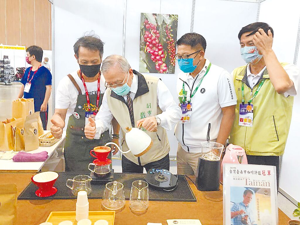 台南品味週2日登場，台南市副市長戴謙（右三）親自體驗沖咖啡的藝術。圖／陳惠珍