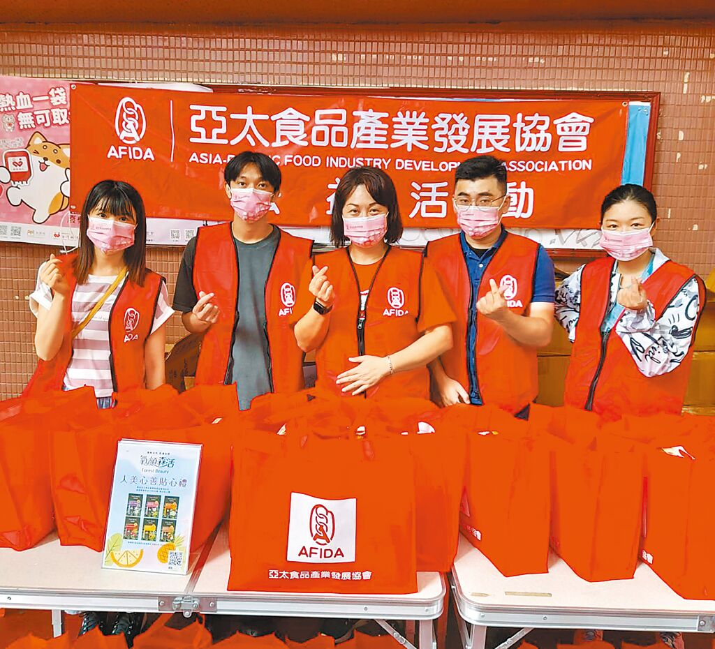 亞太食品產業發展協會創會理事長李艾臻（中）與協會代表鼓勵民眾捐血。圖／協會提供