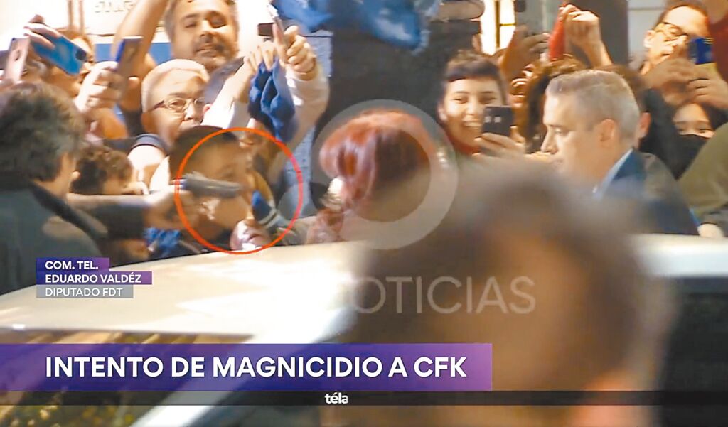 阿根廷副總統克莉絲蒂娜．費南德茲1日晚間在住家門口險遭暗殺。（摘自Television Publica@TV_Publica）