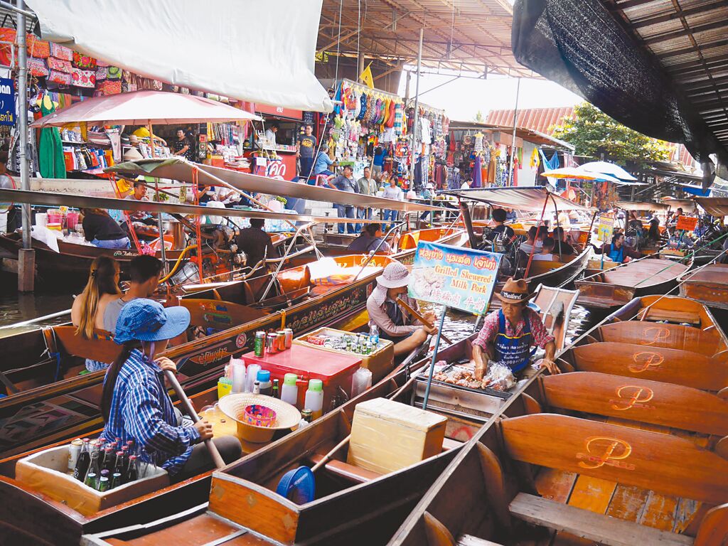丹能莎朵水上市場是國外旅行團最常安排的水上市場，每天早上可以見到來自各地的旅客。（雄獅旅遊提供）
