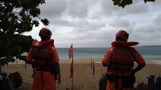 中颱「軒嵐諾」來襲激長浪 恆春半島沙灘插紅旗趕衝浪客