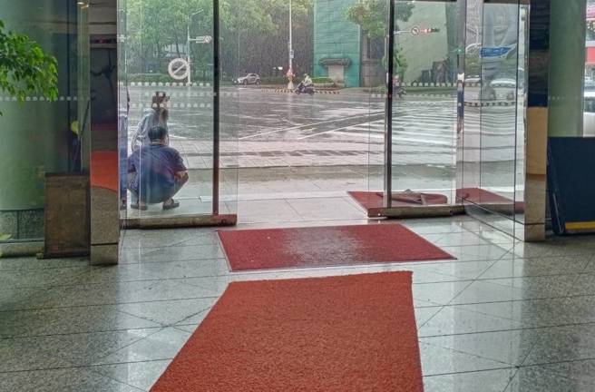 北市东区街头凶杀！男全身刀伤倒卧知名酒店楼下无生命迹象。(戴志扬摄)