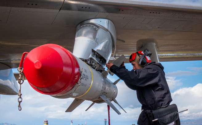 分配到巡邏中隊的「灰騎士」正在進行魚叉掛彈。（DVIDS）