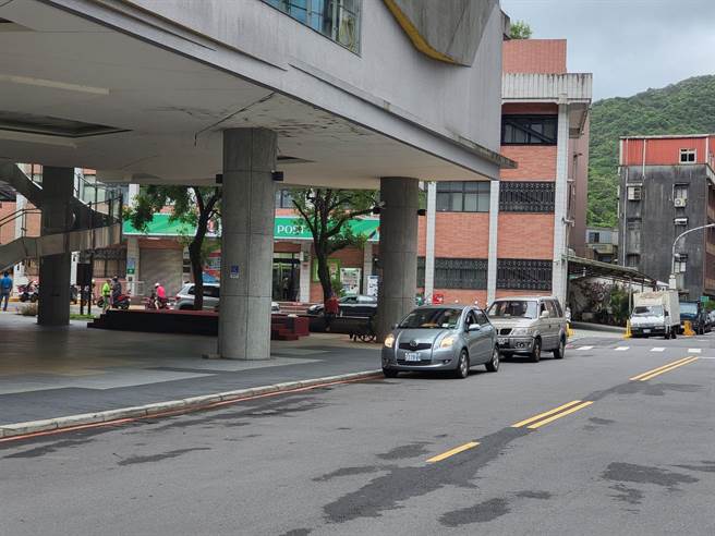 新北市交通局表示，因应中颱轩岚诺逼近，3日开放瑞芳、平溪、双溪、贡寮四区红黄线停车。（新北市警局瑞芳分局提供／张志康新北传真）