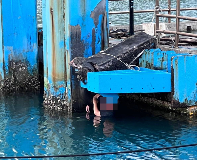 许嫌整晚泡在海水中，今日清晨被警察逮个正着。（叶庭欣/翻摄）
