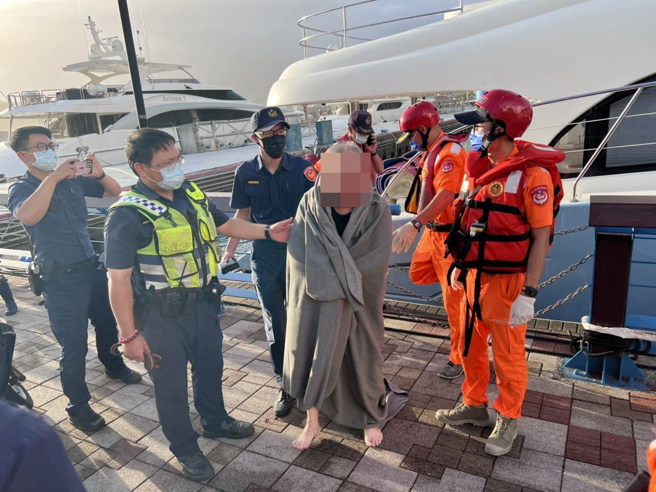 许嫌准备上岸逃逸时，被守在附近的警方发现当场逮捕。（叶庭欣/翻摄）