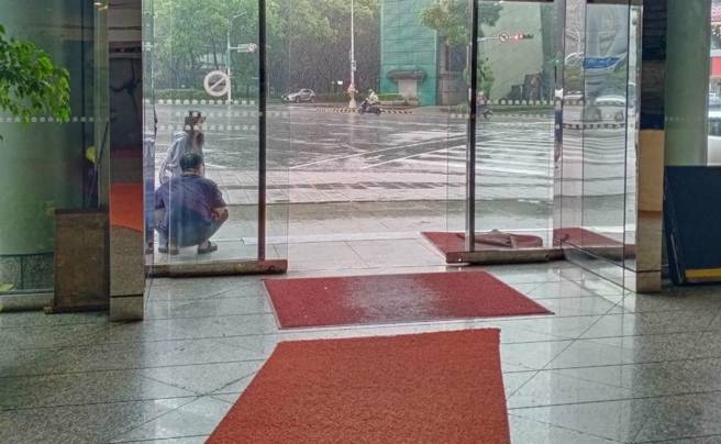 北市东区街头凶杀！男全身刀伤倒卧知名酒店楼下送医抢救不治。(戴志扬摄)