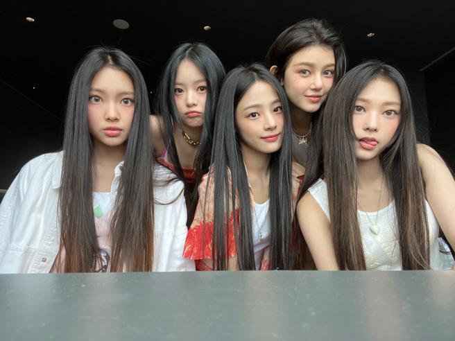 New Jeans目前3首主打歌已推出超過1個月，仍穩居Melon前10名收聽榜。（摘自臉書）