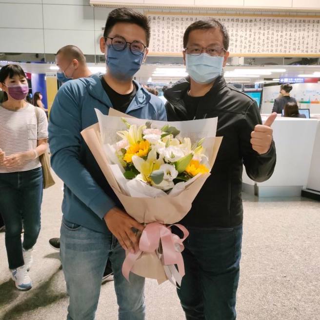 罗智强（右）与何元楷（左），何是罗办重要成员，与罗关系密切。（图／取自何元楷脸书）