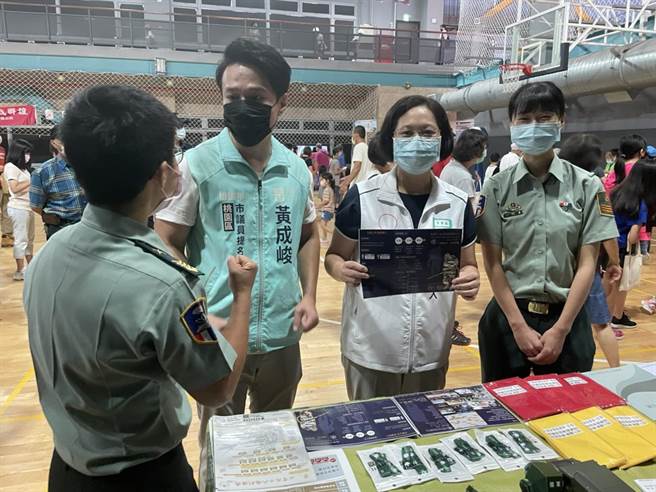 民眾党桃园市长参选人赖香伶(右二)今天出席桃园区三民里中秋联欢活动，发现陆军到场摆摊招募士官兵，竖起大拇指比讚。(赖香伶竞选办公室提供)