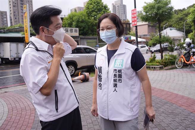 民眾党桃园市长参选人赖香伶(右)今天出席桃园区三民里中秋联欢活动，巧遇参选的对手郑宝清(左)，两人互相打气。(赖香伶竞选办公室提供)