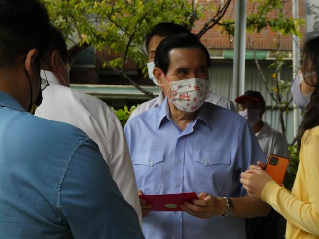 两岸关系紧张，前总统马英九今主张，针对当前国际情势，国安方面我国策略应採「备战、避战、谋合」，做好战争准备，但要尽一切力量来避免战争发生，而谋合就是避战的方法，国民党副主席夏立言访陆就是「非常重要的避战措施」。（周志豪摄）