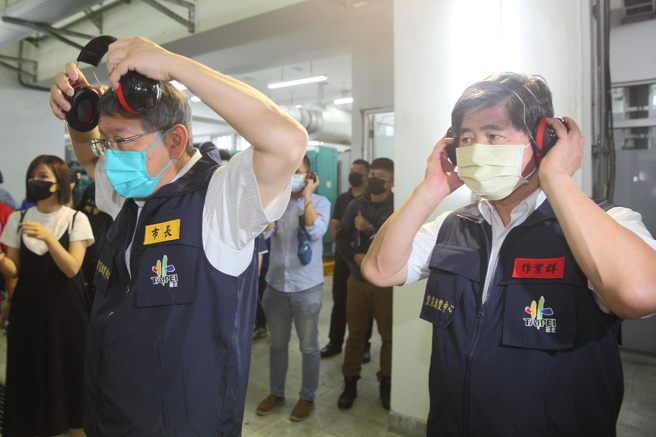 轩岚诺颱风逼近，北市颱风灾害应变中心3日上午8点提升为一级开设，预估颱风从3日晚间到4日清晨影响北市最显着，台北市长柯文哲（左）与消防局长吴俊鸿（右）等人视察建国抽水站，对于北市是否会宣布4日北北基是否停班停课？柯表示，「不敢说百分之百，预计颱风最接近台湾是在今天晚上 ，所以今天没有放假，明天也不要想放假」。（张铠乙摄）