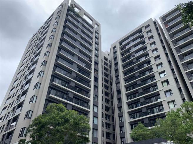 高雄市楠梓区某大楼传出尸臭味，警方3日到场发现周姓男子已经死亡多日，图为大楼外观。（翻摄照片／林瑞益高雄传真）
