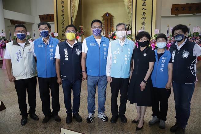 今天是九三军人节，国民党新竹市长参选人林耕仁（左四）特别到新竹市军人忠灵祠追思国军先烈。（林耕仁提供／陈育贤新竹传真）