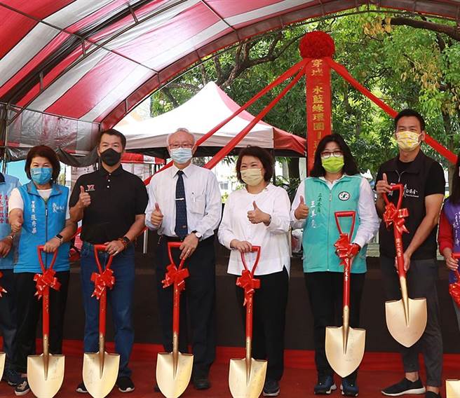 嘉义市长黄敏惠为道将圳「穿城之水。蓝绿环圈」工程动土。（廖素慧摄）