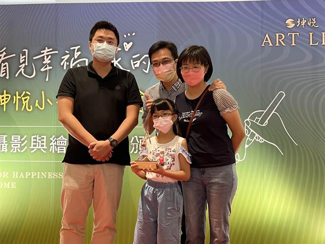 坤悅開發暑假期間舉辦「坤悅小畫家　彩繪幸福家」競賽活動，今天上午頒獎。(林欣儀攝)