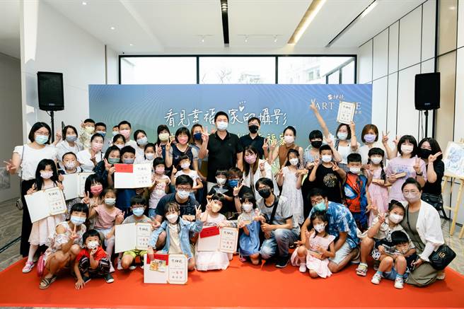 坤悅開發暑假期間舉辦「坤悅小畫家　彩繪幸福家」競賽活動，今天上午頒獎，場面熱鬧。(業者提供)