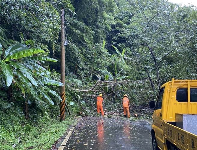 尖石因山區風雨較大，發生高壓斷線停電事故，台電正緊急搶修中。（台電提供／邱立雅竹縣傳真）