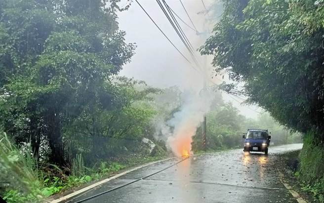尖石竹60線17.5K處發生電線掉落起火影響交通事件，警方已通報鄉公所派員搶修清除。（橫山分局提供／邱立雅竹縣傳真）