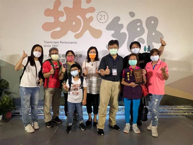 「2021致敬城乡魅力大赏」3日举办颁奖典礼，基隆市获得5奖项，基隆市都市发展处处长徐燕兴（右3）与基隆其他获奖者合影。（基隆市都发处提供／张志康基隆传真）