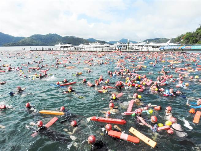 2022日月潭国际万人泳渡嘉年华盛会，3日获天公作美出现艳阳好天气，率先由第8届日月潭公开水域游泳锦标赛登场。(南投县政府提供)