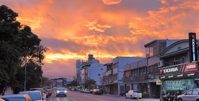 颱風軒嵐諾未對台東造成影響，但台東傍晚出現火燒雲。（蔡旻妤攝）