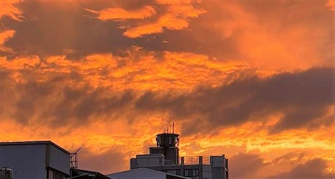 颱風軒嵐諾未對台東造成影響，但台東傍晚出現火燒雲。（蔡旻妤攝）