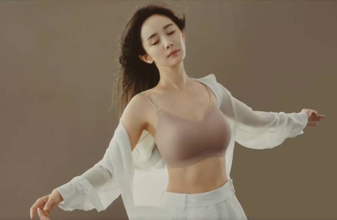 杨幂代言内衣品牌，好身材藏不住。(图／取自微博)