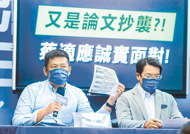 民进党基隆市长参选人蔡适应被爆博士论文抄袭，并在2日开记者会澄清，国民党前青年团总团长吕謦炜（左）随后回应，批评蔡适应的记者会根本是避重就轻。（粘耿豪摄）