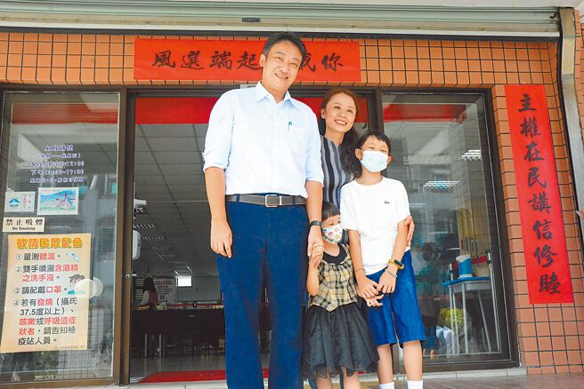 國民黨籍花蓮市長魏嘉賢年底將任滿，2日由妻女陪同，到花蓮縣選委會登記參選議員。（王志偉攝）