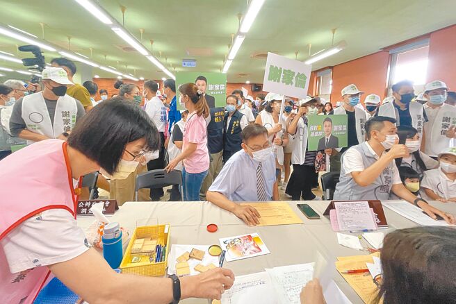 年底選舉登記截止，圖為宜蘭縣參選人前往選委會登記參選畫面。（李忠一攝）