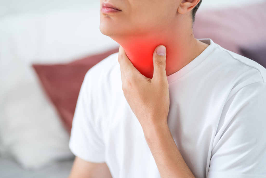 扁桃腺堪稱人體的首道防禦線，若細菌、病毒侵入人體的口腔，扁桃腺會紅腫。(示意圖/ Shutterstock )