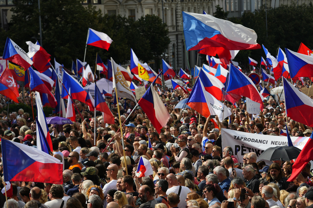 示威民众聚集在捷克共和国布拉格的瑟拉斯广场（Wenceslas Square） 示威。（美联社）示威民众聚集在捷克共和国布拉格的瑟拉斯广场（Wenceslas Square） 示威。（美联社）(photo:ChinaTimes)